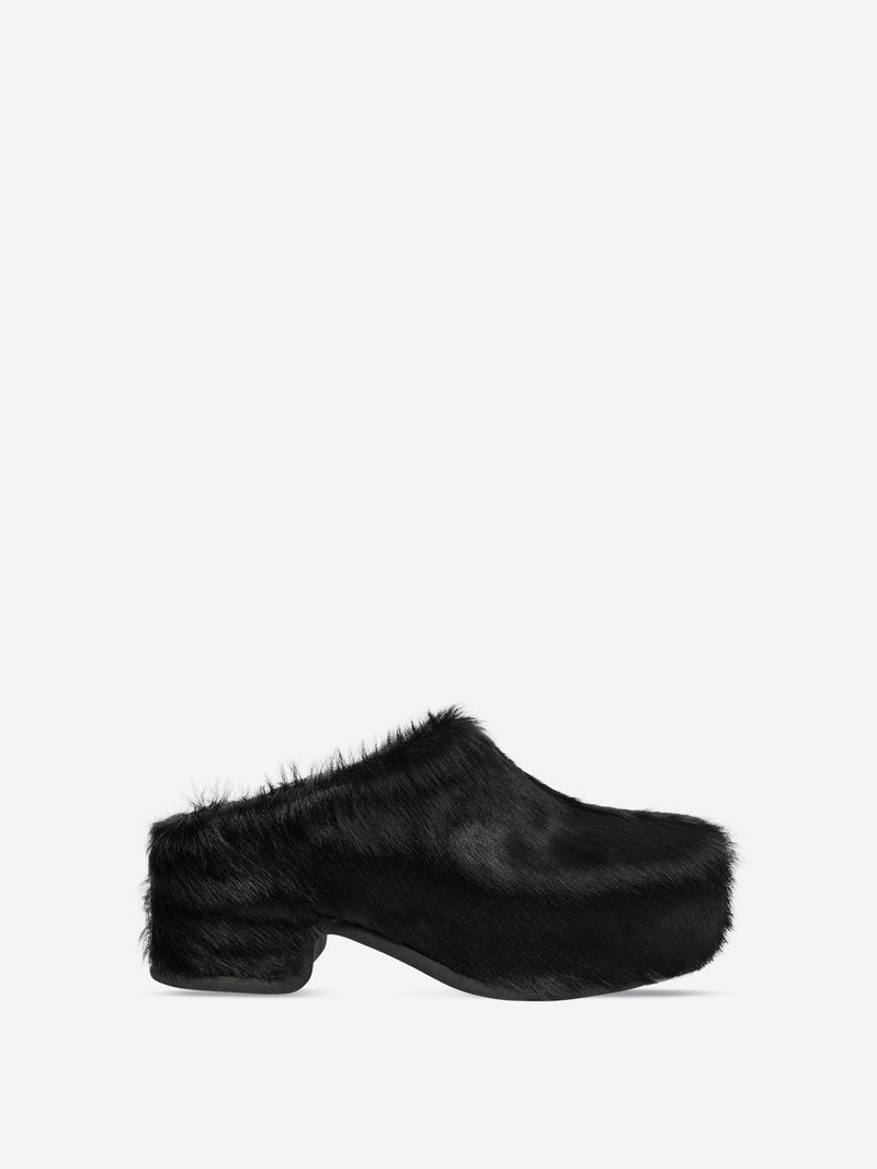 Clogs in <br>leather-trimmed calf hair