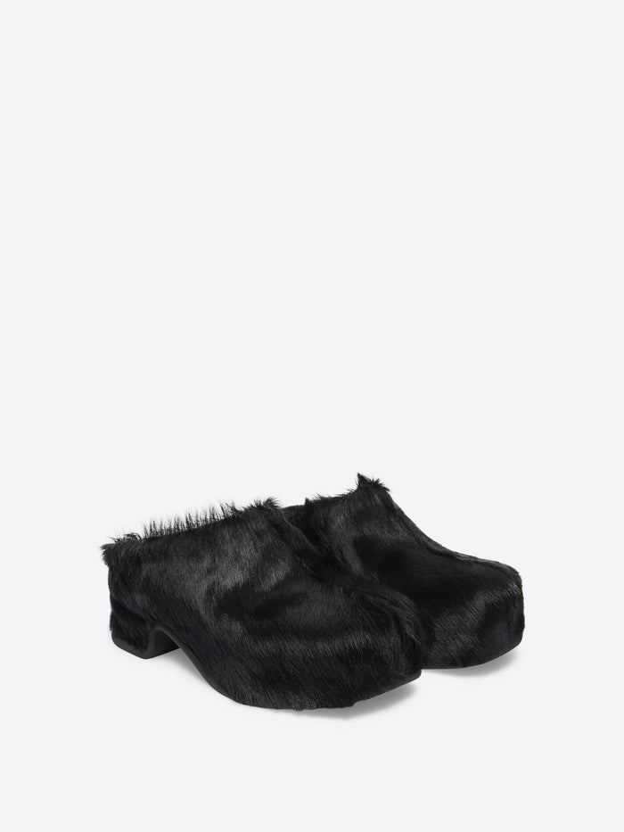 Clogs in <br>leather-trimmed calf hair