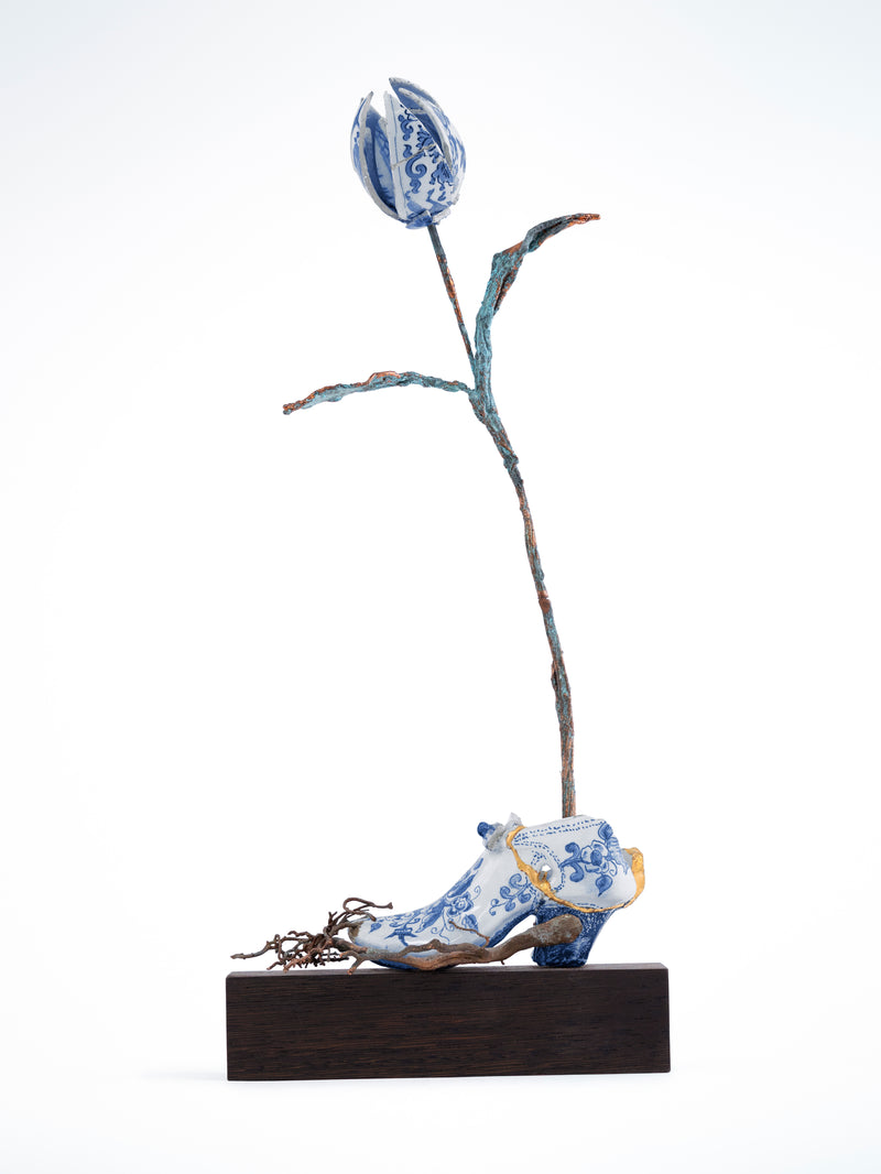 Decorative item with a ceramic shoe and tulip on a white background - Dries Van Noten