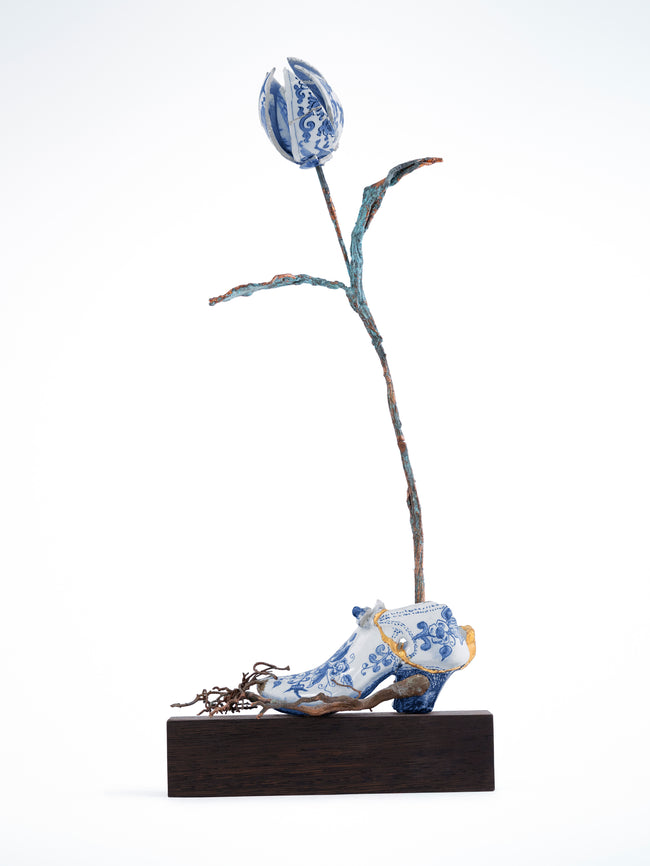 Decorative item with a ceramic shoe and tulip on a white background - Dries Van Noten