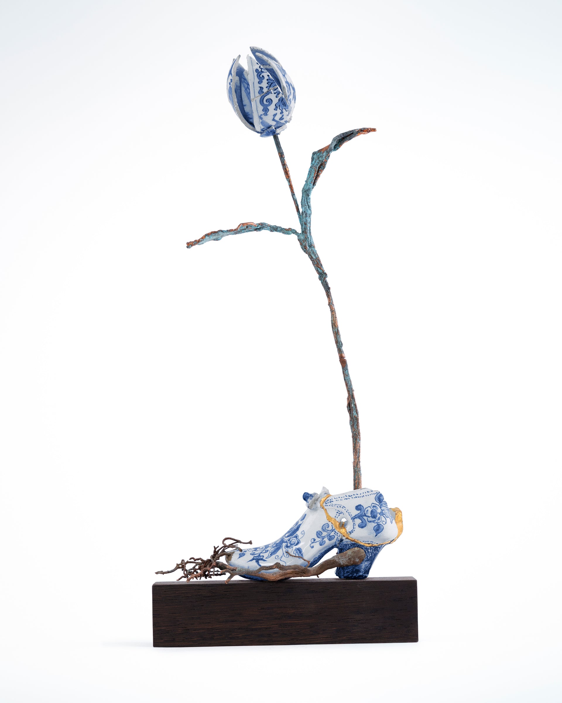 Decorative item with a ceramic shoe and tulip on a white background - Dries Van Noten