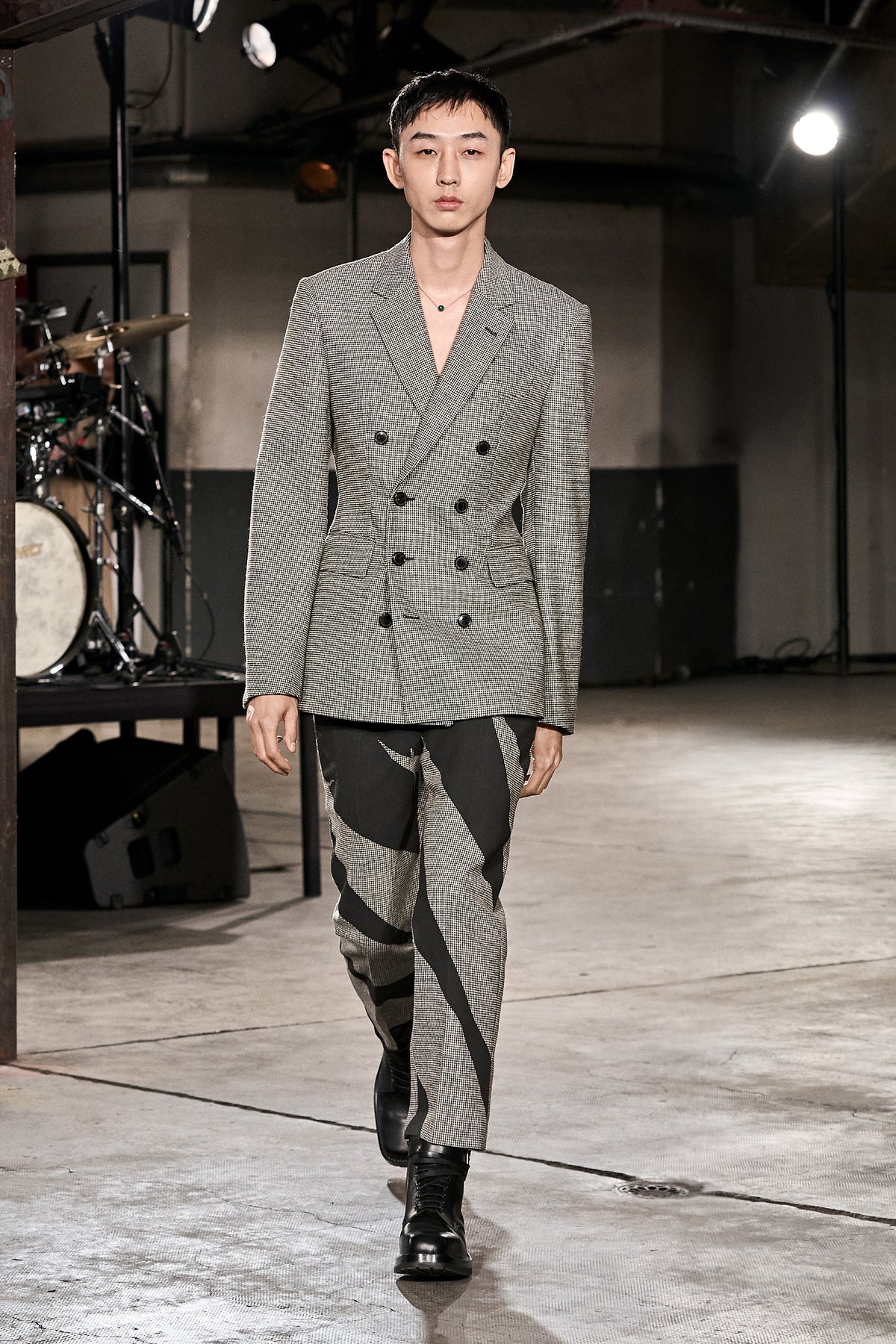 AW 23 メンズを表示 | Dries Van Noten